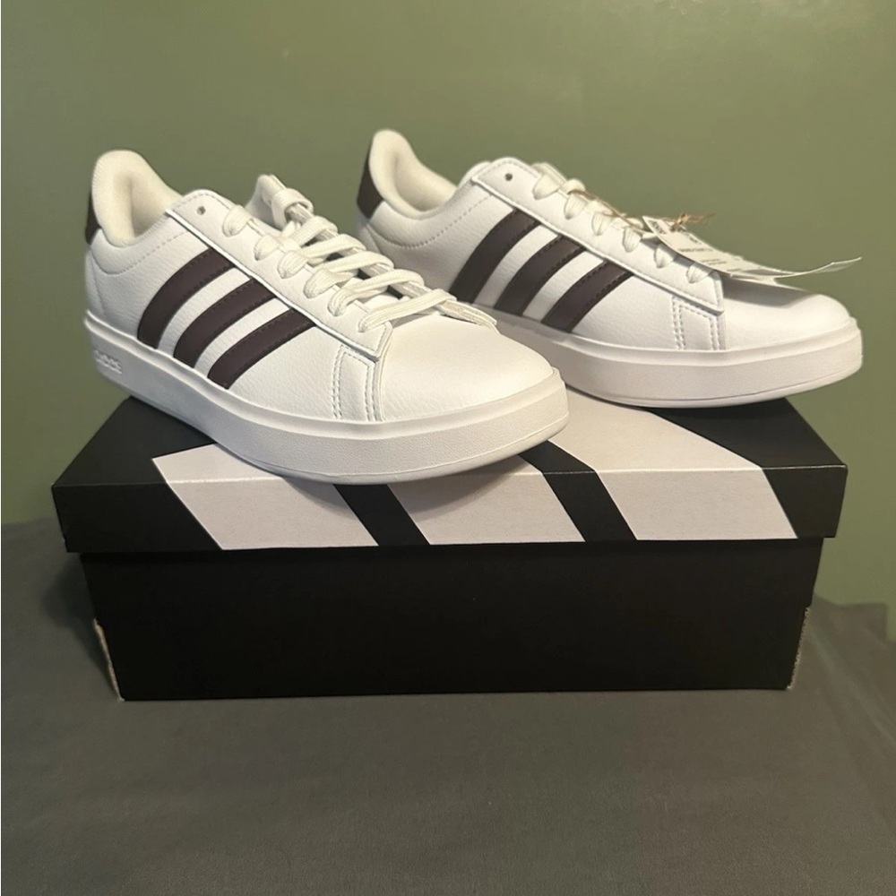 Adidas ladies grand court 2.0. NIB